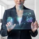 Une personne interagit avec une interface numérique transparente affichant des icônes d'e-mail, de sécurité et de paramètres, dans un bureau moderne.