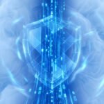 Un bouclier numérique bleu entouré de flux de données binaires et de nuages abstraits, symbolisant la cybersécurité.