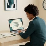 Une entrepreneure travaille sur son ordinateur portable avec une liste d'étapes pour créer son entreprise à l'écran.