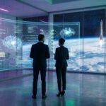 Deux professionnels en costume devant un écran holographique affichant du code et une fusée SpaceX au-dessus de la Terre.