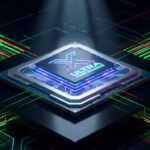 Processeur informatique futuriste avec un logo X brillant sur fond de circuits électroniques verts et rouges.
