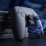 Une manette PlayStation avec une interface numérique futuriste à côté d'une pile de boîtiers de jeux vidéo.