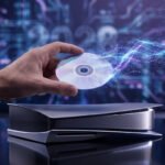 Une main tenant un disque optique se dématérialisant en particules lumineuses au-dessus d'une console PlayStation.