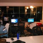 Joueurs réunis autour de plusieurs ordinateurs pendant une session LAN