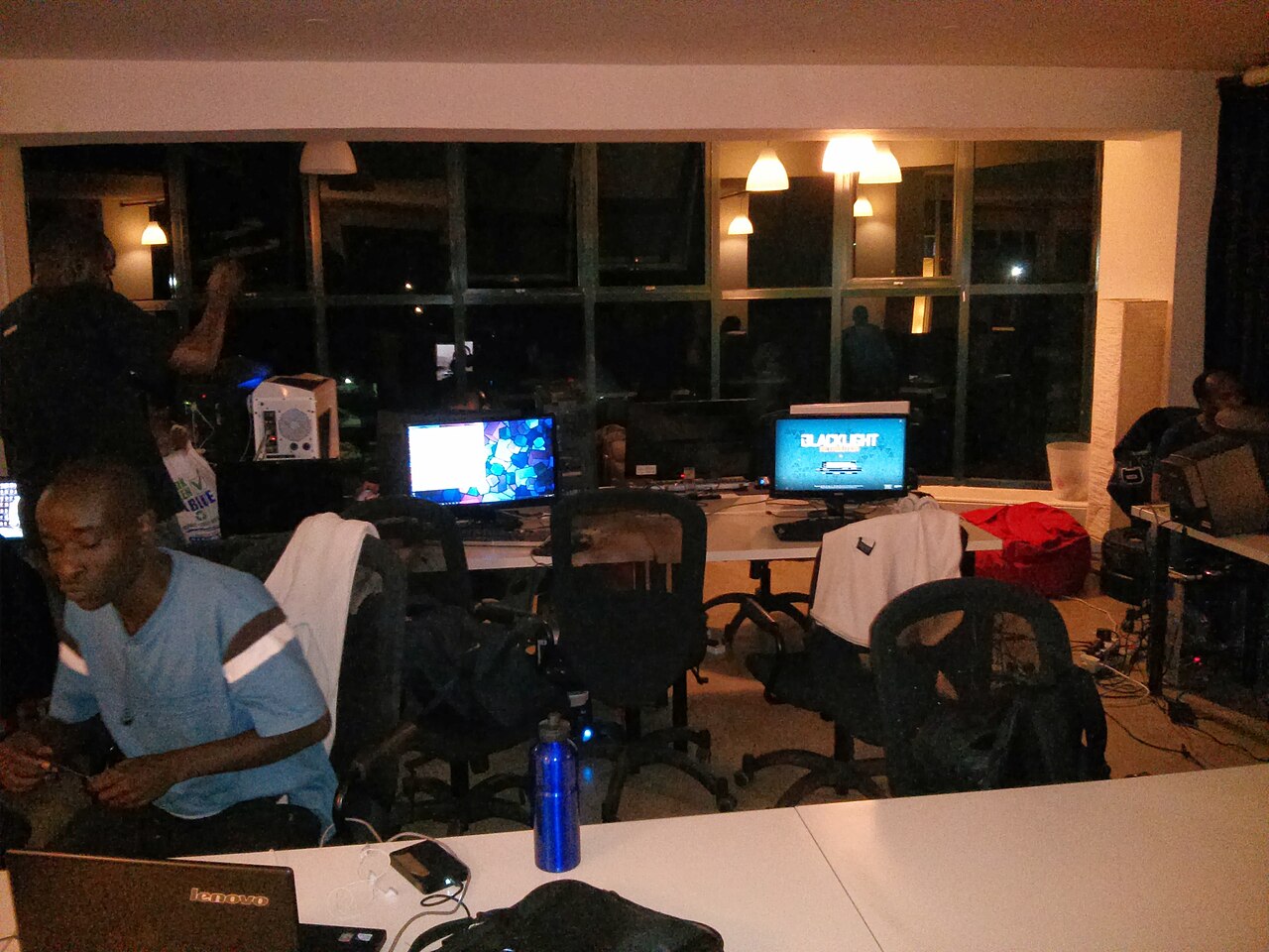 Joueurs réunis autour de plusieurs ordinateurs pendant une session LAN