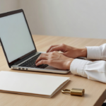 Ordinateur portable avec un dossier fermé et un cadenas posés sur un bureau